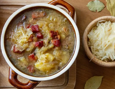 Miniatura: Mój mąż kapuśniak gotuje na wędzonym...