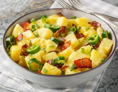 Miniatura: Niemcy robią sałatkę ziemniaczaną bez...