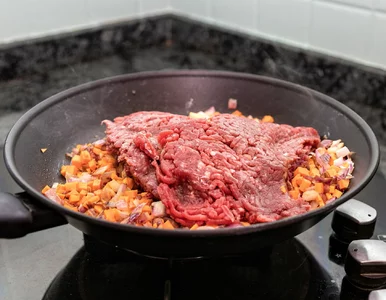 Miniatura: Siekam warzywa i smażę z mielonym. Gulasz...