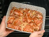 Miniatura: Kawałki mięsa, marynata i cebula. To...