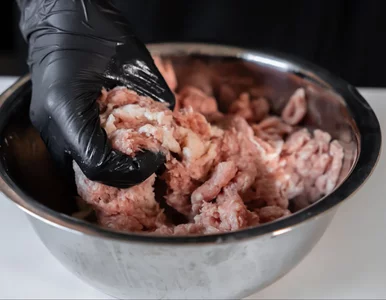 Miniatura: Weź mięso mielone i kremowy serek. Kotlety...