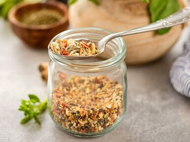 Miniatura: Zalewam wrzątkiem trzy przyprawy. Po...