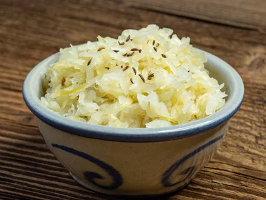 Miniatura: Do kiszonej kapusty wrzucam aromatyczne...