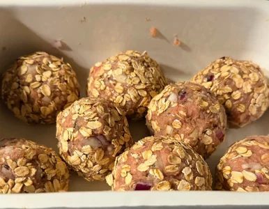 Miniatura: Formuję kulki, układam w sosie i wstawiam...