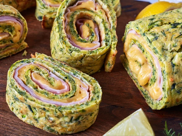 Miniatura: Omlet z cukinii zwijam w roladę. Do środka...