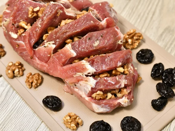 Miniatura: Nacinam karkówkę i wciskam dwa składniki....