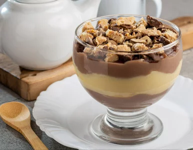 Miniatura: Do pucharków nakładam dwie słodkie masy....