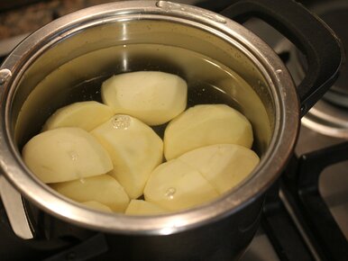 Miniatura: Większość z nas gotuje ziemniaki źle. Ta...