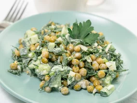 Miniatura: Dodaję łyżkę do sosu i ta sałatka smakuje...