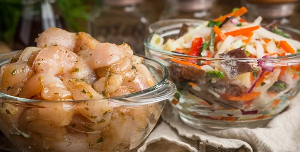 Miniatura: Miska mięsa, miska warzyw i jedna...