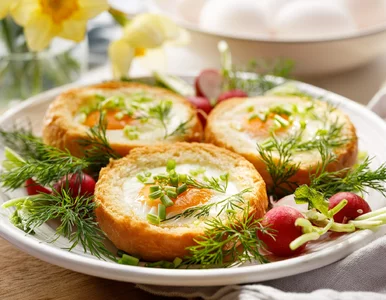 Miniatura: Rozkrajam bułki, wbijam jajka i siup do...