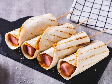 Miniatura: Zawijam parówki w tortillę i smażę chwilę...