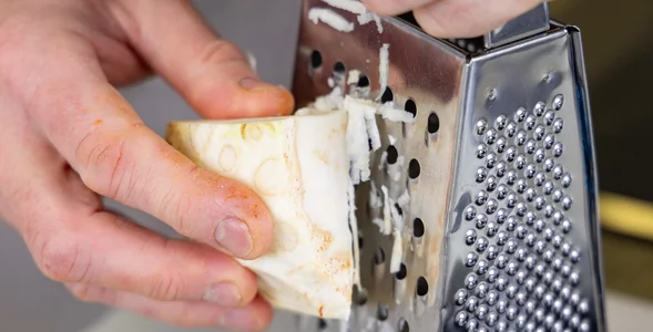 Miniatura: Ścieram seler i dodaję gotowane warzywo....