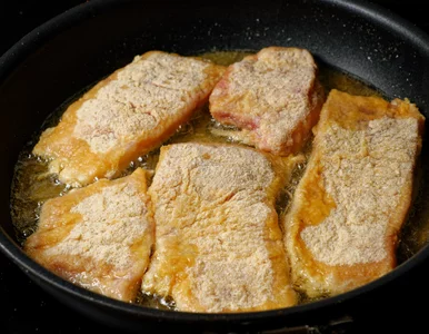 Miniatura: Obtaczam w tym karpia i kładę na patelnię....