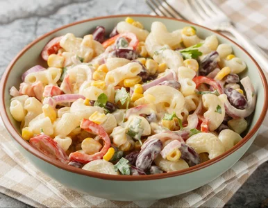 Miniatura: Wrzucam kilka składników do salaterki. W...