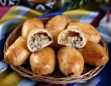 Miniatura: Pierożki nadziewam prostym, tanim farszem....