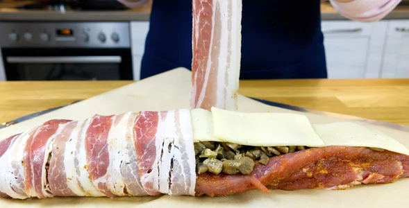 Miniatura: Nadzianą polędwiczkę zawijam w cieniutkie...