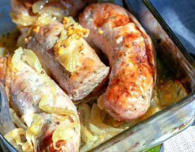 Miniatura: Białą kiełbasę układam na cebuli i...