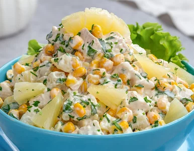 Miniatura: Kroję pierś z indyka i mieszam z 3...