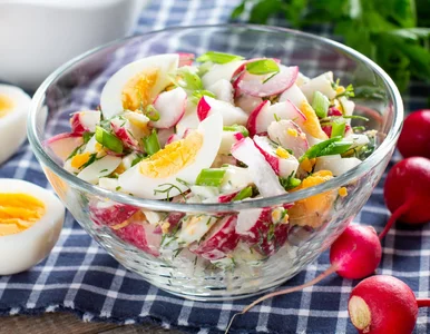 Miniatura: Siekam jajka i rzodkiewki. Tę chrupiącą...