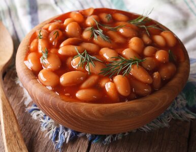 Aromatyczne danie na chłodnie dni: Fasolka po bretońsku w sosie pomidorowym