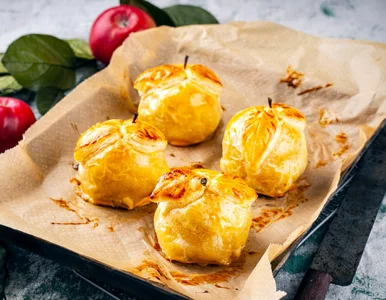 Miniatura: Wydrążam jabłka i owijam je ciastem. Ten...