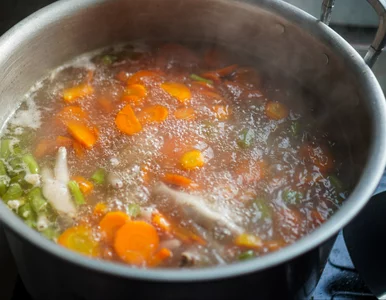 Miniatura: Wrzucasz to mięso do rosołu? Uważaj: może...