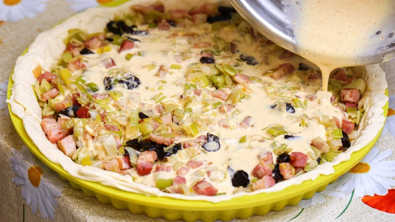 Miniatura: Na gotowe ciasto kładę parę składników i...