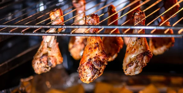 Miniatura: Zawieszam pałki kurczaka nad ziemniakami....