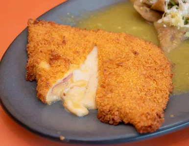 Miniatura: Pierś kurczaka nadziewam dwoma...