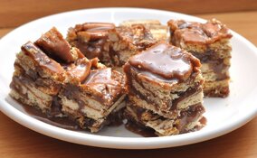 Miniatura: Łamię herbatniki i łączę ze słodką masą....