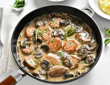 Miniatura: Obsmażam plastry i zalewam kremowym sosem....