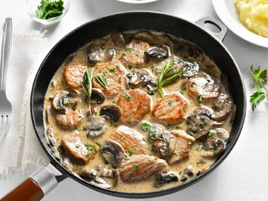 Miniatura: Obsmażam plastry i zalewam kremowym sosem....