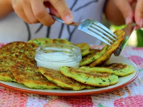 Miniatura: Ścieram ziemniaki i 2 warzywa. Placki...