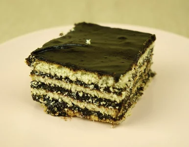 Miniatura: Układam herbatniki i zalewam kremem....