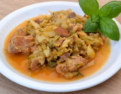 Miniatura: Delikatny bigos z młodej kapusty. Szybko...