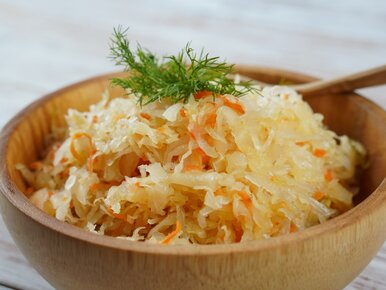 Miniatura: Do surówki z kiszonej kapusty dorzucam...