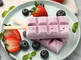 Miniatura: Blenduję jogurt z owocami i zamrażam....