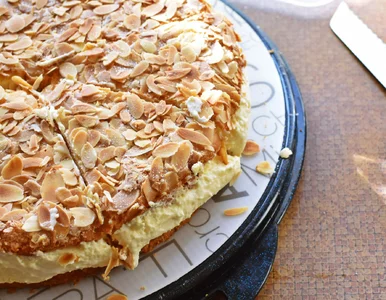 Miniatura: Dwa blaty i prosty krem. To pyszne ciasto...