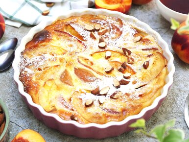 Miniatura: Owoce zalewam lekką masą i wstawiam do...