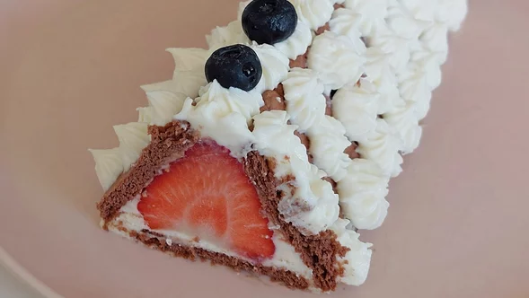 Miniatura: Ciasto bez pieczenia Truskawkowa chatka....