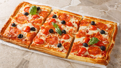 Miniatura: Ta pizza z ciasta francuskiego robi...