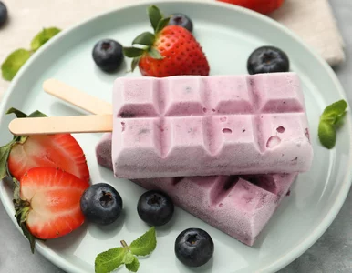 Miniatura: Blenduję jogurt z owocami i zamrażam....