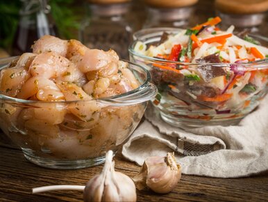 Miniatura: Miska mięsa, miska warzyw i jedna...