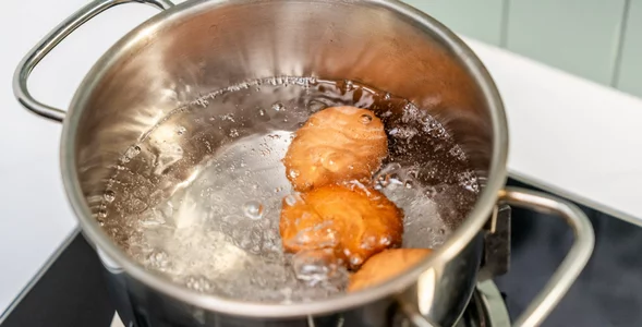 Miniatura: Wsypuję jedną łyżeczkę do gotujących się...