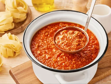 Miniatura: Większość robi sos bolognese źle. Przez te...