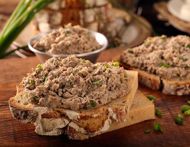 Miniatura: Otwieram jedną puszkę i robię pastę, która...