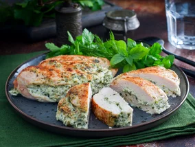 Miniatura: Nacinam pierś z kurczaka i nadziewam...