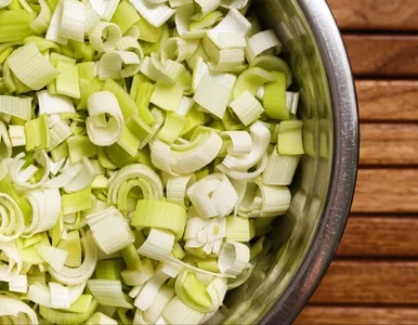 Miniatura: Kroję pora i dorzucam dwa zielone dodatki....