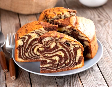 Miniatura: Wlewam dwa ciasta do jednej formy. Ten...